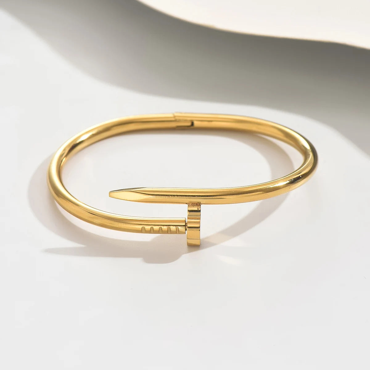 XJH028H A Set Of Fashionable Stainless Steel Bracelet Is A Must-Have For Delicate And Elegant Women