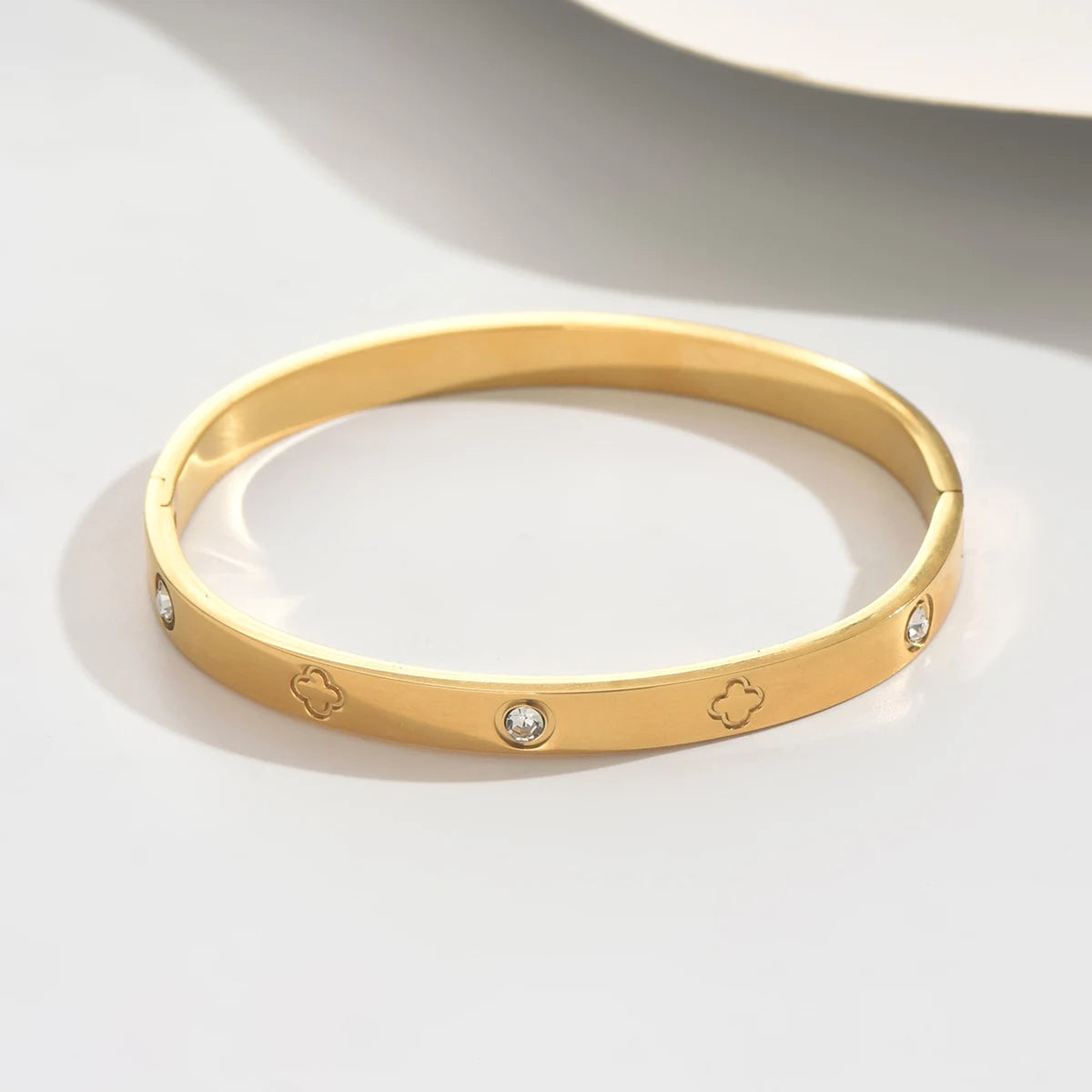 XJH028H A Set Of Fashionable Stainless Steel Bracelet Is A Must-Have For Delicate And Elegant Women